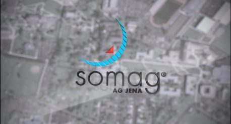 Logo der SOMAG AG mit einer Stadt von oben im Hintergrund.